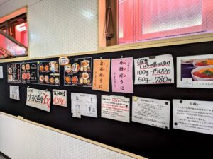 行列に並んでいる間に壁のメニューを見て選べます。